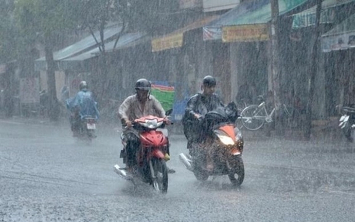 Mưa dông khu vực nội thành Hà Nội giữa cao điểm oi nóng