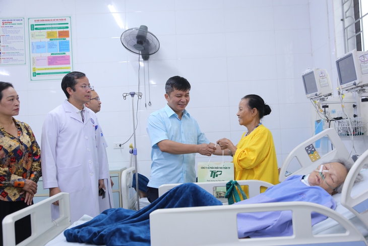 Trao yêu thương đến bệnh nhân khó khăn đang điều trị tại các cơ sở y tế ở Nghệ An- Ảnh 5. Trao yêu thương đến bệnh nhân khó khăn đang điều trị tại các cơ sở y tế ở Nghệ An- Ảnh 5.