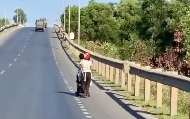 Thông tin mới vụ người mẹ cùng 2 con nhỏ đi bộ dọc quốc lộ nhiều ngày giữa nắng gắt- Ảnh 3.