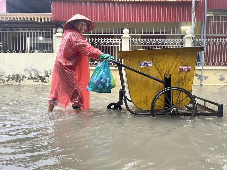 Mưa lớn Hải Phòng gây ngập sâu nhiều tuyến phố ảnh hưởng cuộc sống người dân - Ảnh 7.