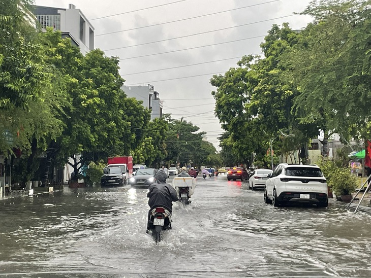 Mưa lớn Hải Phòng gây ngập sâu nhiều tuyến phố ảnh hưởng cuộc sống người dân - Ảnh 1.