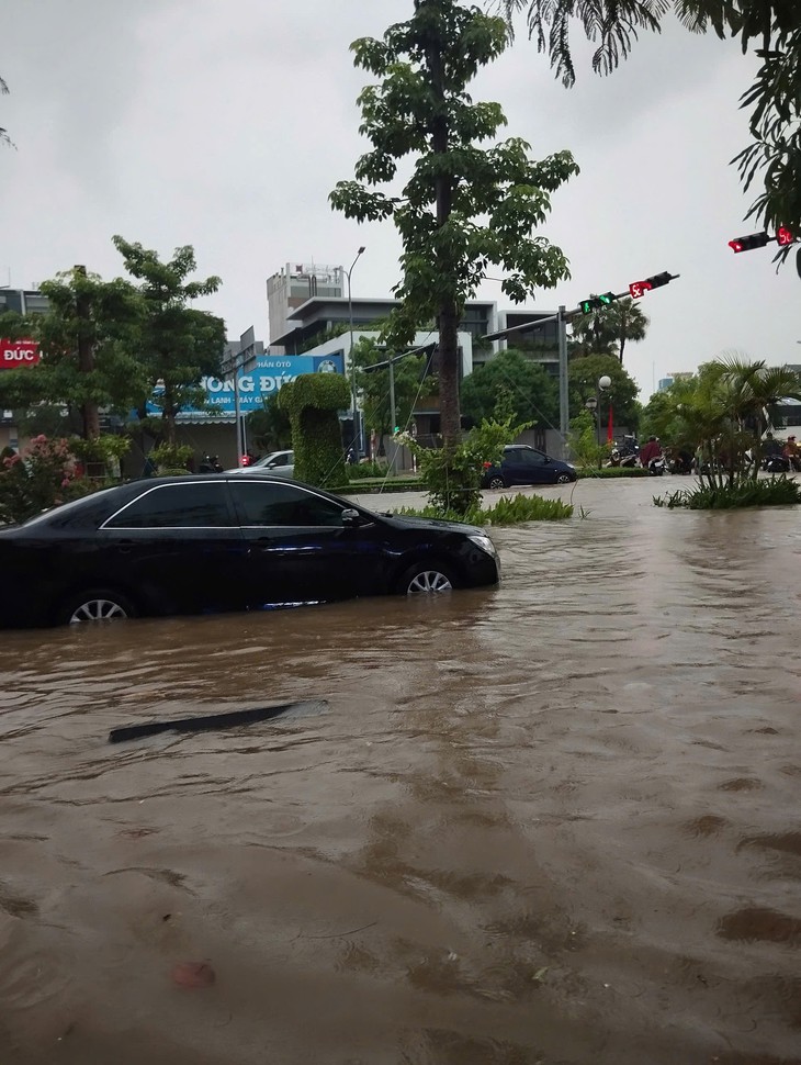 Mưa lớn Hải Phòng gây ngập sâu nhiều tuyến phố ảnh hưởng cuộc sống người dân - Ảnh 8.