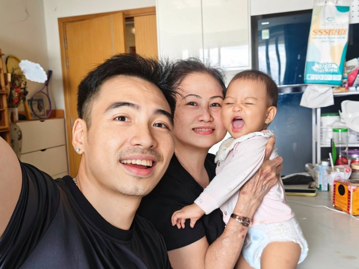 Mẹ chồng H'Hen Niê lại gây chú ý với hành động đặc biệt dành cho cháu nội- Ảnh 1.