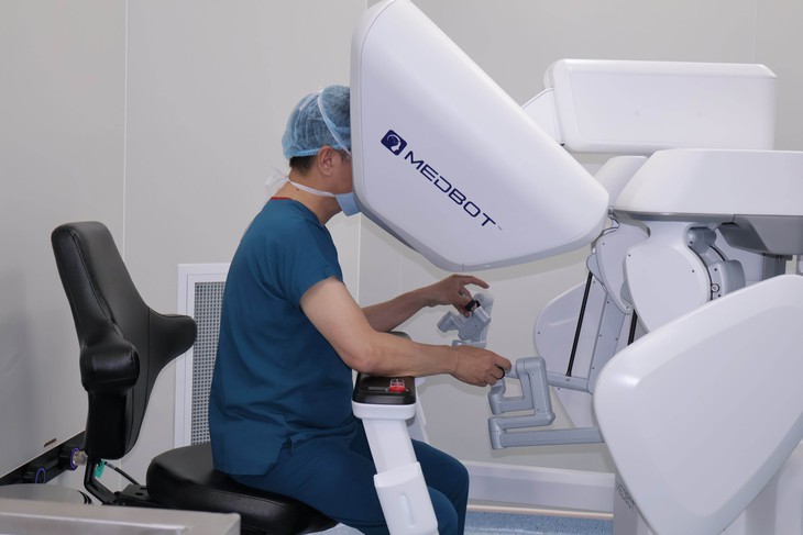 Bác sĩ tại Hà Nội trực tiếp phẫu thuật cho bệnh nhân tại Cần Thơ- Ảnh 1.