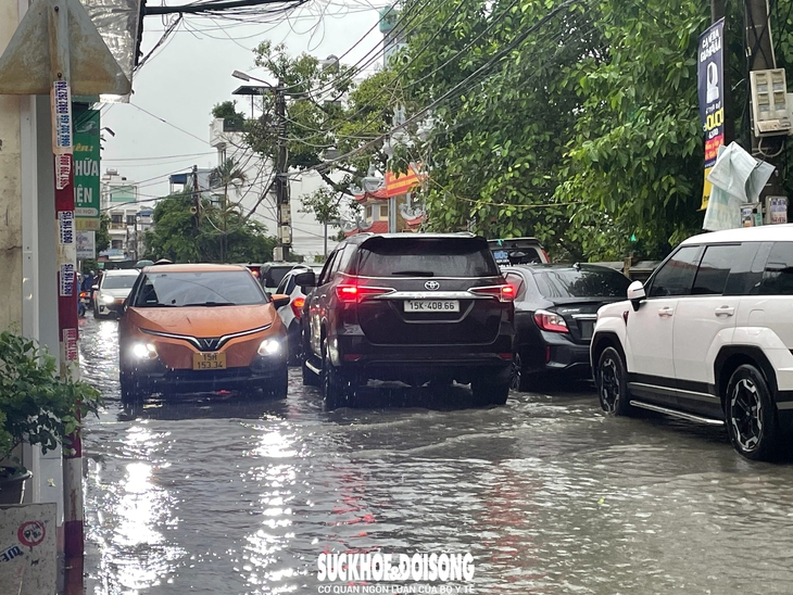 Mưa lớn Hải Phòng gây ngập sâu nhiều tuyến phố ảnh hưởng cuộc sống người dân - Ảnh 4.