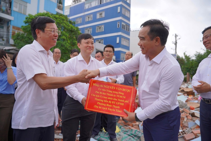 Chủ tịch UBND TPHCM cảm ơn người dân đồng thuận đẩy nhanh dự án cải tạo rạch Xuyên Tâm- Ảnh 1.