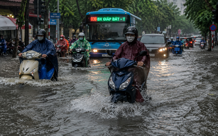 Lo ngại mưa lũ ảnh hưởng hoạt động, hàng loạt sân bay, hãng bay nhận chỉ đạo mới - Ảnh 1.