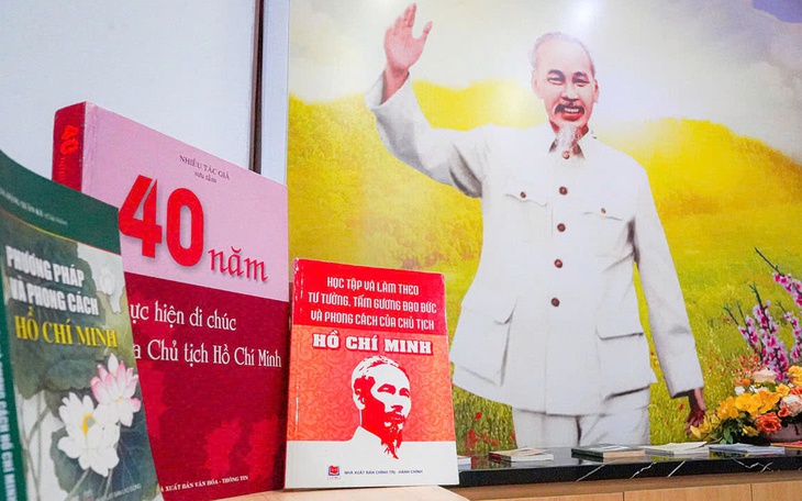 Lãnh đạo TPHCM dâng hoa tưởng nhớ Chủ tịch Hồ Chí Minh- Ảnh 5.
