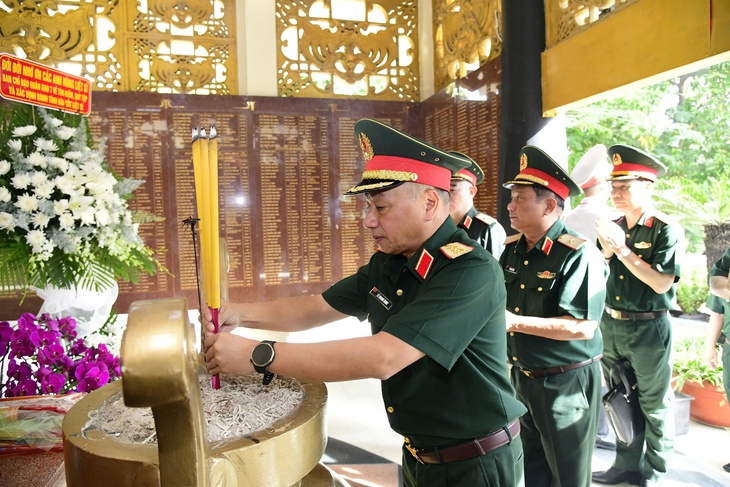 Thượng tướng Lê Quang Minh kiểm tra công tác tìm kiếm hài cốt liệt sĩ tại TPHCM - Ảnh 1.