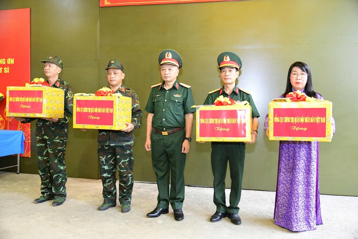Thượng tướng Lê Quang Minh kiểm tra công tác tìm kiếm hài cốt liệt sĩ tại TPHCM - Ảnh 4.