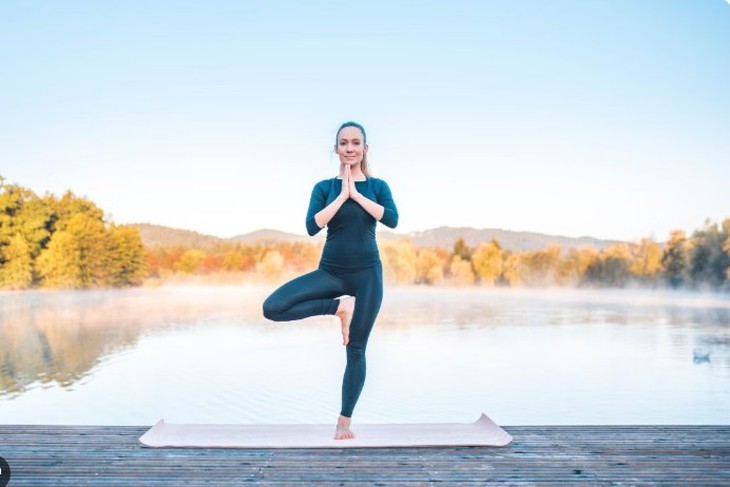 5 tư thế yoga mà mọi phụ nữ nên tập luyện hàng ngày - Ảnh 1.