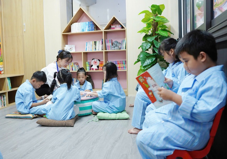 'Thư viện cho em' tiếp thêm niềm vui cho bệnh nhi
- Ảnh 3.