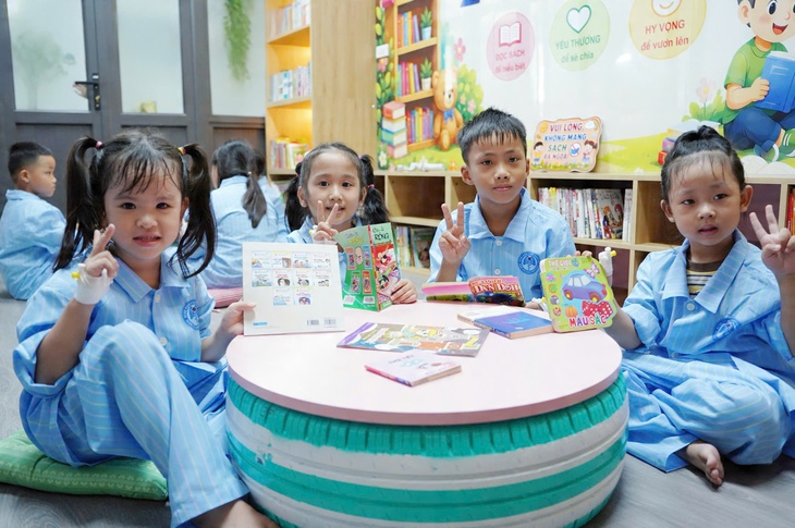 'Thư viện cho em' tiếp thêm niềm vui cho bệnh nhi
- Ảnh 2.