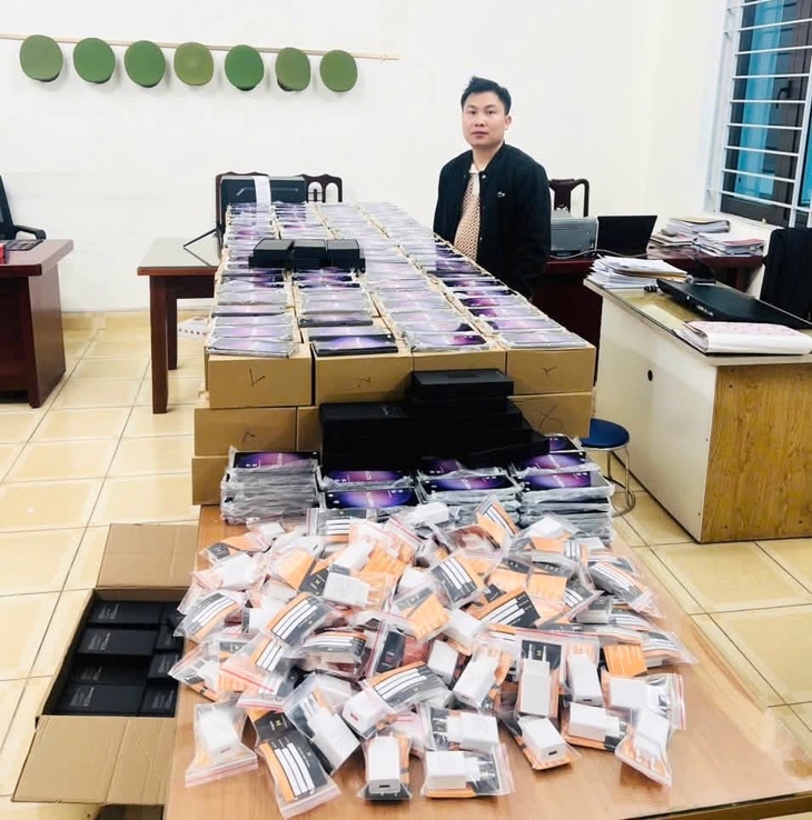 Khởi tố 3 người bán hơn 1.000 điện thoại Samsung Galaxy S23 Ultra giả - Ảnh 2. Khởi tố 3 người bán hơn 1.000 điện thoại Samsung Galaxy S23 Ultra giả - Ảnh 2.