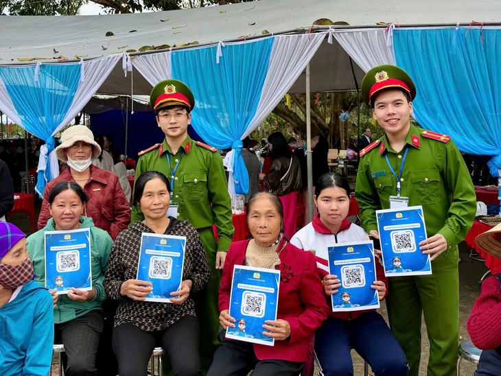 Gần dân từ không gian số
- Kỳ cuối: Công an xã đưa AI đến với người dân- Ảnh 2.