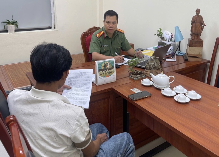 Công an làm việc với người đăng video 'trước khi khởi động xe máy sử dụng xăng E10 phải lắc xe'- Ảnh 1.