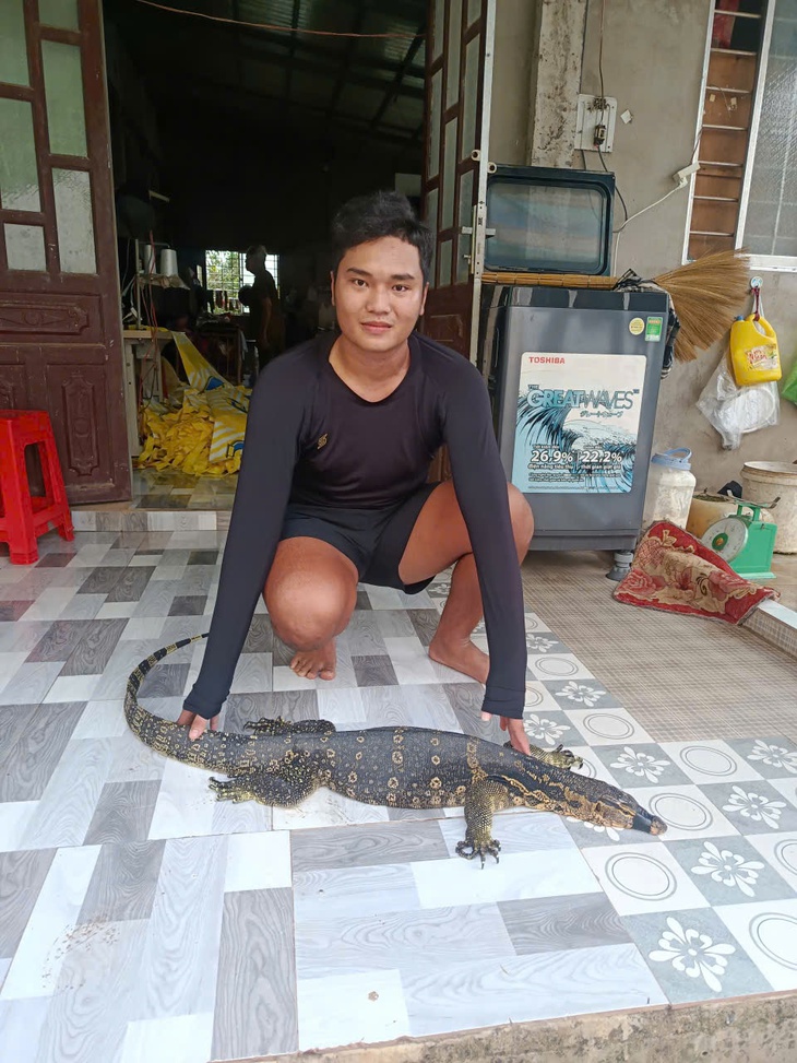 Phát hiện Kỳ đà hoa sau vườn, thanh niên ở Tây Ninh làm điều bất ngờ- Ảnh 1. Phát hiện Kỳ đà hoa sau vườn, thanh niên ở Tây Ninh làm điều bất ngờ- Ảnh 1.