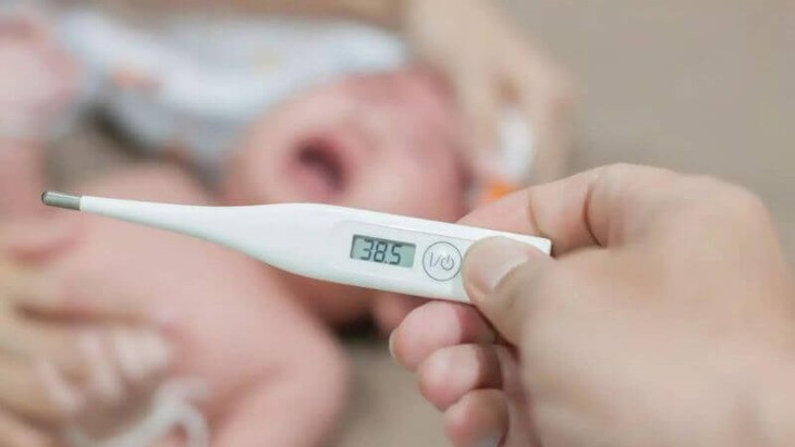 Khi nào cần hạ sốt cho trẻ? cách chăm sóc đúng khi trẻ bị sốt- Ảnh 1.