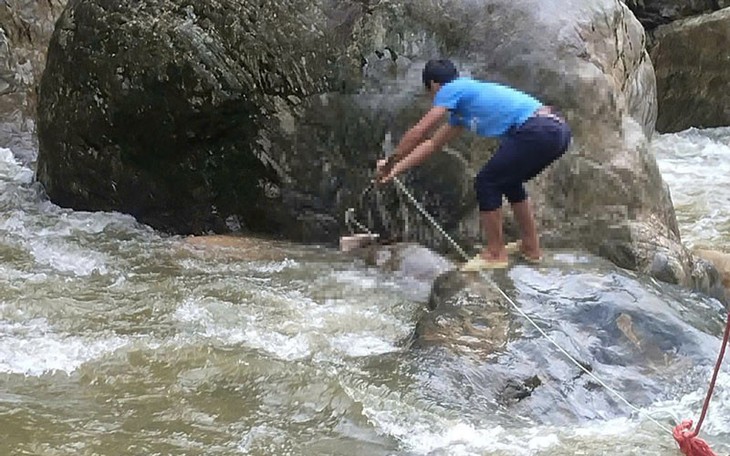 Nắng nóng gay gắt , 500 người tìm kiếm nam thanh niên mất tích ở Nghệ An - Ảnh 3.