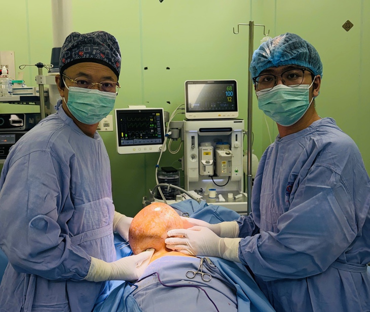 Ngại không đi khám sớm, người bệnh chịu đựng khối u vú nặng gần 4kg- Ảnh 1.