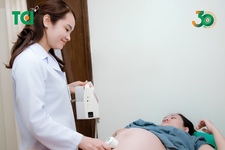 Thu Cúc TCI xử trí thành công ca xoắn u nang buồng trứng nguy hiểm ở thai phụ 21 tuần, bảo toàn an toàn cho mẹ và thai nhi- Ảnh 3.