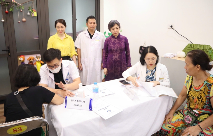 Người cao tuổi, người khuyết tật phấn khởi đi khám sức khỏe miễn phí ngay tại phường - Ảnh 1.