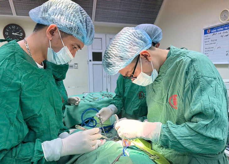 Phẫu thuật xuyên đêm giành lại bàn chân cho người bệnh tai biến- Ảnh 1.