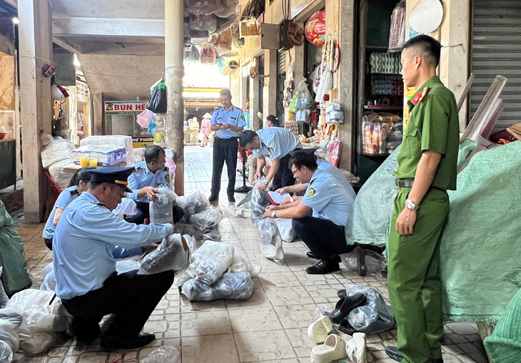Bày bán công khai lượng lớn sản phẩm giả mạo nhãn hiệu nổi tiếng được bảo hộ- Ảnh 1.
