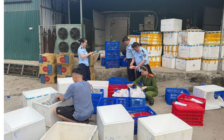 Khởi tố 3 người sản xuất thực phẩm giả, bán trên TikTok Shop và Shopee- Ảnh 2.