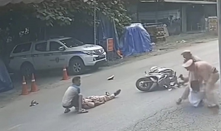 Tạm giữ 2 đối tượng lao xe vào CSGT- Ảnh 2.