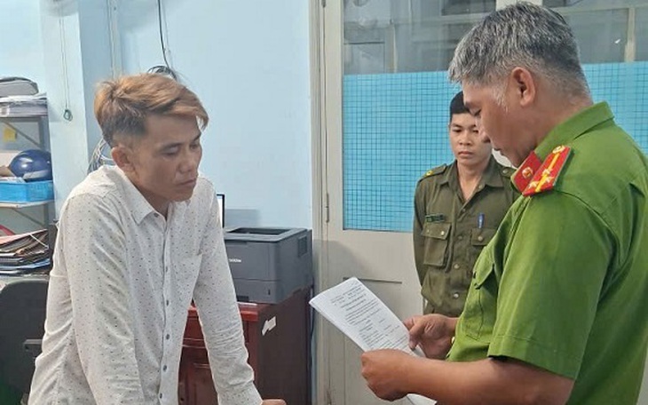 Bắt quả tang các đối tượng hút trộm dầu trên xe tải ở Đồng Nai- Ảnh 3.