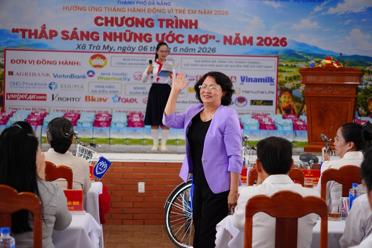 'Thắp sáng những ước mơ' cho hàng trăm trẻ em khó khăn- Ảnh 1.