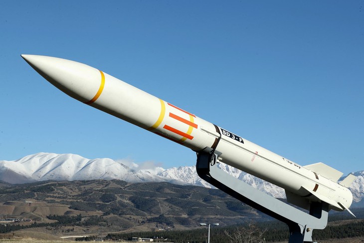 Iran lần đầu phóng tên lửa đạn đạo tấn công Israel giữa thỏa thuận ngừng bắn- Ảnh 1.