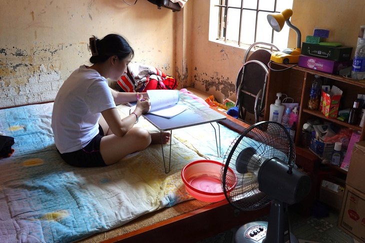 Phòng trọ mái tôn thành 'lò nung', sinh viên tìm đủ cách tránh nóng- Ảnh 1.