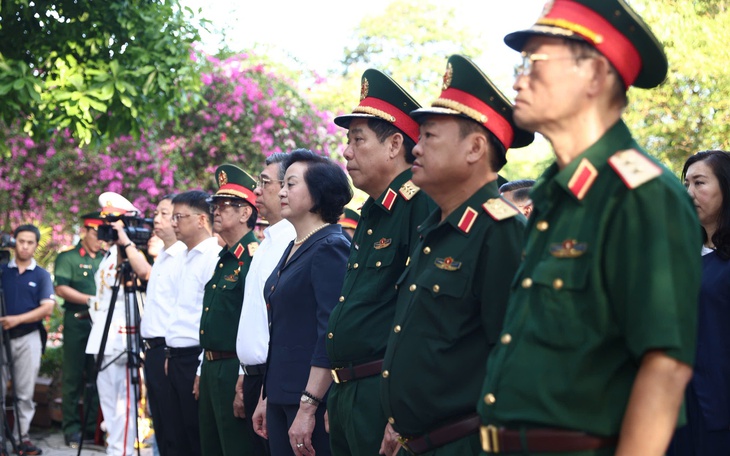 Phó Thủ tướng Phạm Thị Thanh Trà dâng hương tưởng niệm các anh hùng liệt sĩ tại Công viên Lê Thị Riêng
