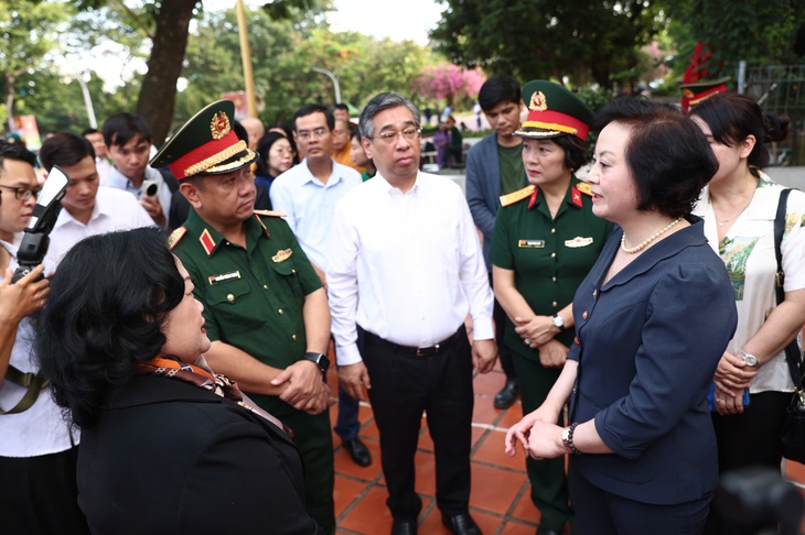 Phó Thủ tướng Phạm Thị Thanh Trà dâng hương tưởng niệm các anh hùng liệt sĩ tại Công viên Lê Thị Riêng- Ảnh 3.