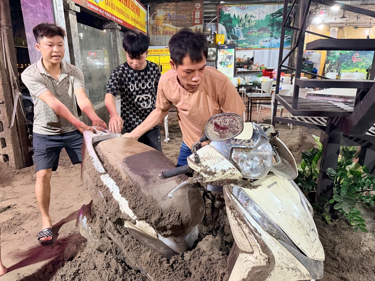 Vụ tàu hỏa đâm văng xe tải tại Thường Tín, Cục CSGT cảnh báo
nóng- Ảnh 3.