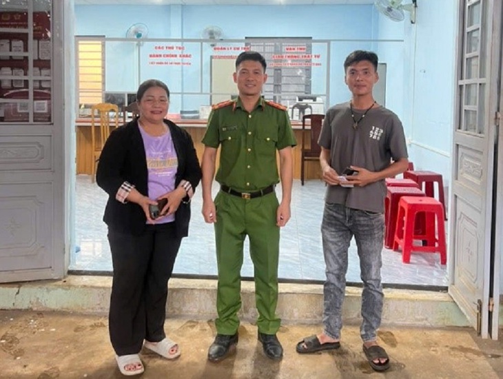 Công an Lâm Đồng giúp hai người dân nhận lại hơn nửa tỷ đồng chuyển khoản nhầm- Ảnh 1.