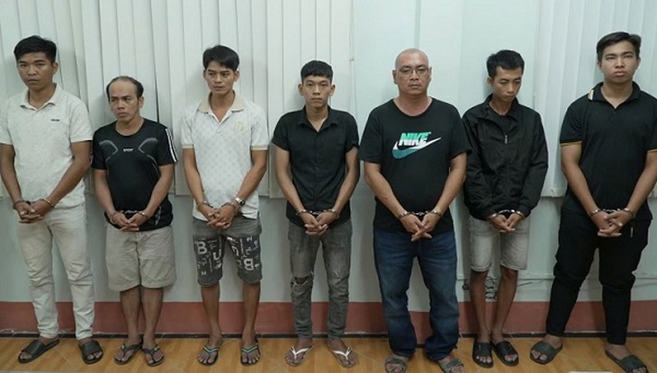 Khởi tố, bắt tạm giam chủ trại hòm và 6 đồng phạm vụ ‘khiêng quan tài diễu phố’- Ảnh 1.