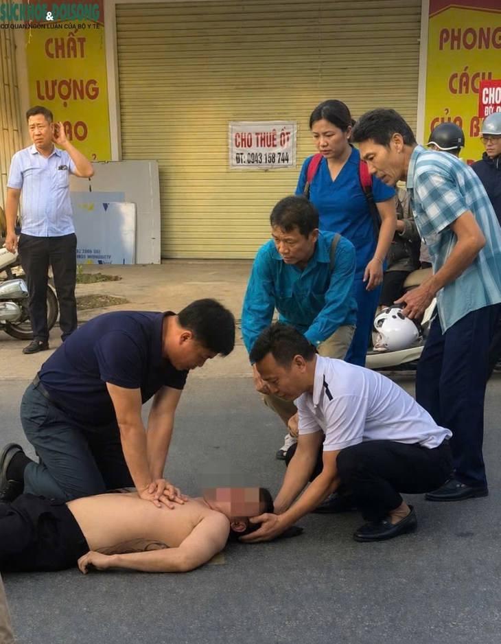 Trên đường đi làm về gặp người bất tỉnh bên đường, các y bác sĩ lao vào cấp cứu 
- Ảnh 1.