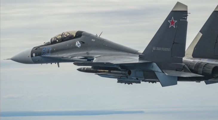 Tiêm kích Su-30SM2 Nga luyện đòn đánh sở chỉ huy và chiến hạm NATO- Ảnh 1.