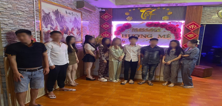 Bắt quả tang 5 cặp nam, nữ đang thực hiện hành vi mua bán dâm tại cơ sở massage- Ảnh 2.