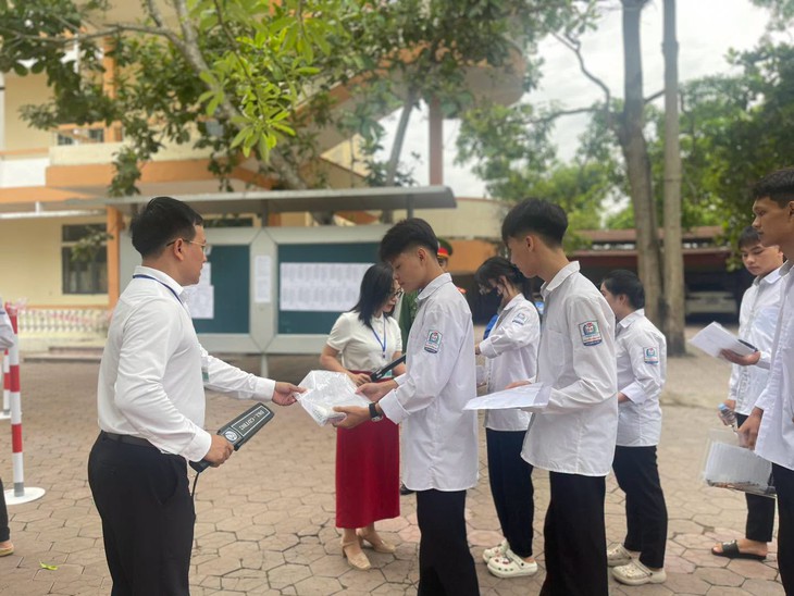 Hà Tĩnh dẫn đầu cả nước 3 môn thi tốt nghiệp THPT - Ảnh 2.