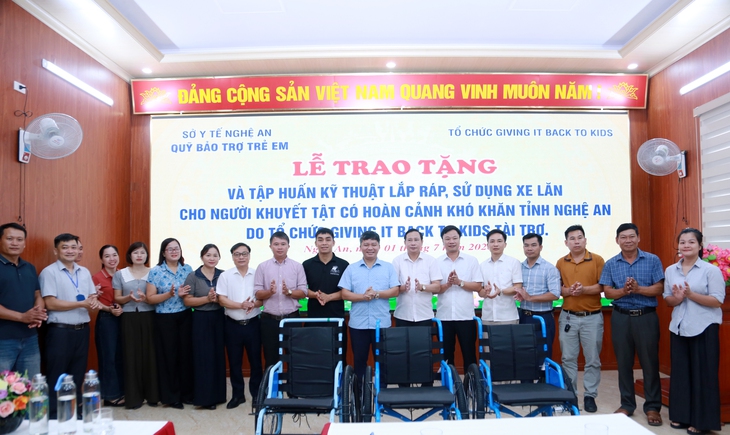Trao 520 xe lăn, tiếp thêm cơ hội hòa nhập cho người khuyết tật Nghệ An- Ảnh 1.