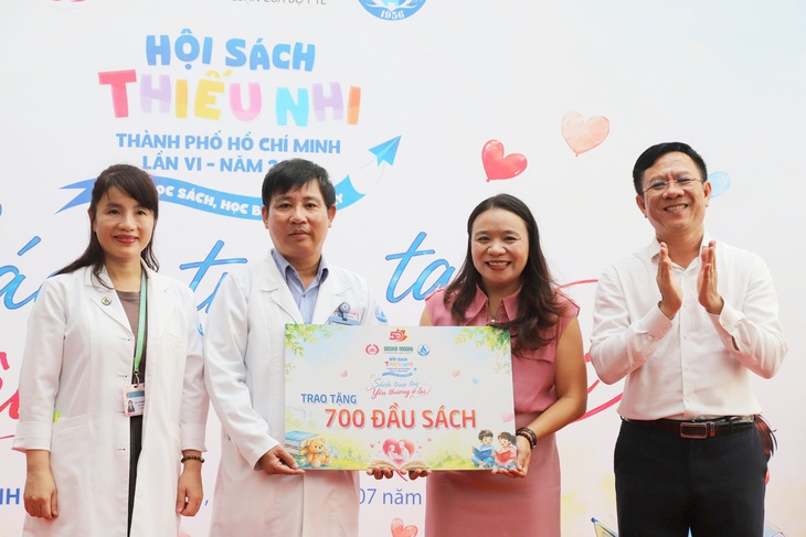 Hàng trăm bệnh nhi đón ngày hội sách đặc biệt ngay trong bệnh viện- Ảnh 4.