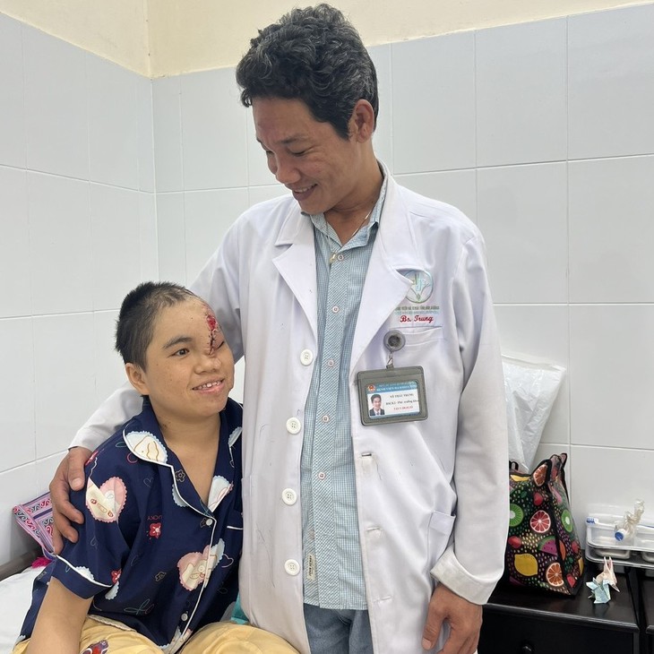 Trò chuyện với 'phù thủy' vi phẫu Võ Thái Trung: Sau ‘bão’ tôi vẫn chọn đứng trong phòng mổ - Ảnh 3.