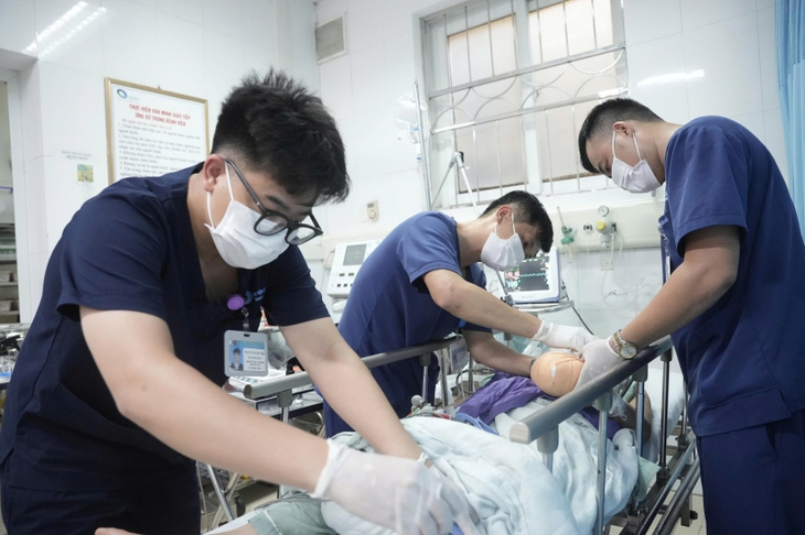 Bất cẩn khi vận hành máy xay: Nữ bệnh nhân 19 tuổi bị dập nát bàn tay - Ảnh 2.