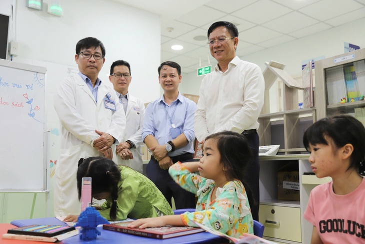 Hàng trăm bệnh nhi đón ngày hội sách đặc biệt ngay trong bệnh viện- Ảnh 9.