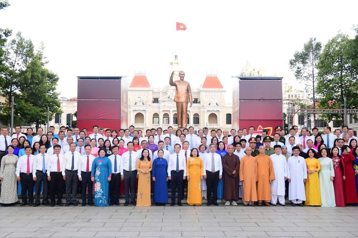 Lãnh đạo TPHCM dâng hoa tưởng nhớ Chủ tịch Hồ Chí Minh- Ảnh 2.