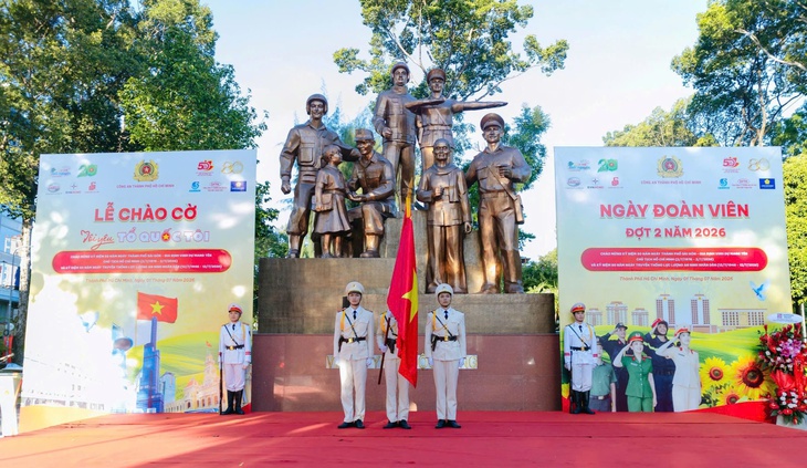 Lãnh đạo TPHCM dâng hoa tưởng nhớ Chủ tịch Hồ Chí Minh- Ảnh 3.